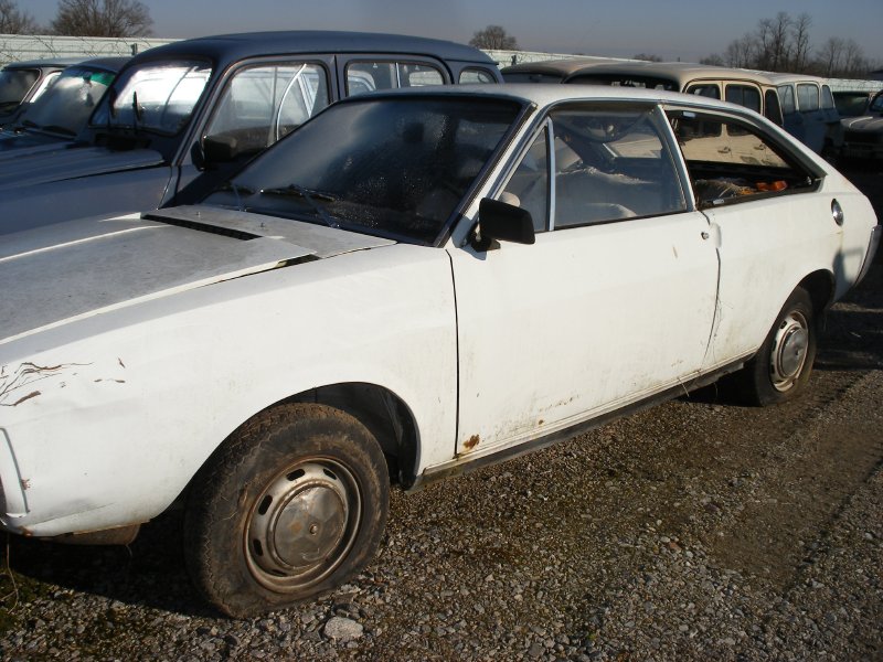 Véhicules de collection de plus de 20 ou 30 ans, proposés par la casse Dejoux. Citroën, Peugeot, Mercedes, Fiat, Ford 