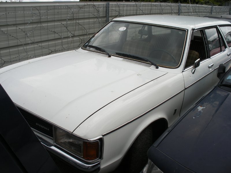 Véhicules de collection de plus de 20 ou 30 ans, proposés par la casse Dejoux. Citroën, Peugeot, Mercedes, Fiat, Ford 